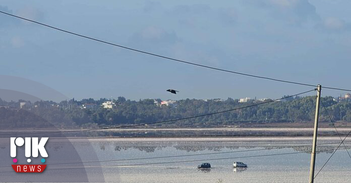 Πολύ δύσκολη η επιχείρηση απεγκλωβισμού οχημάτων στην Αλυκή Λάρνακας Πολύ δύσκολη η επιχείρηση απεγκλωβισμού οχημάτων στην Αλυκή Λάρνακας