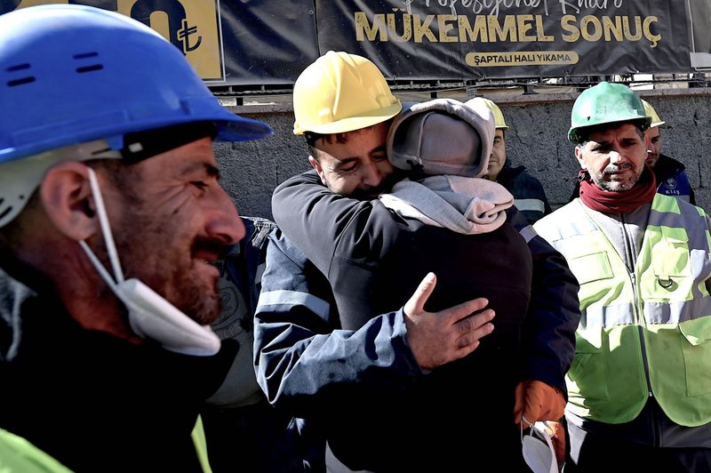 ΔΙΑΣΩΣΗ ΚΟΡΙΤΣΙΟΥ ΣΤΗΝ ΤΟΥΡΚΙΑ ΣΕΙΣΜΟΣ - ΣΥΓΓΕΝΕΙΣ ΑΓΚΑΛΙΑΖΟΥΝ ΔΙΑΣΩΣΤΕΣ AFP.jpg