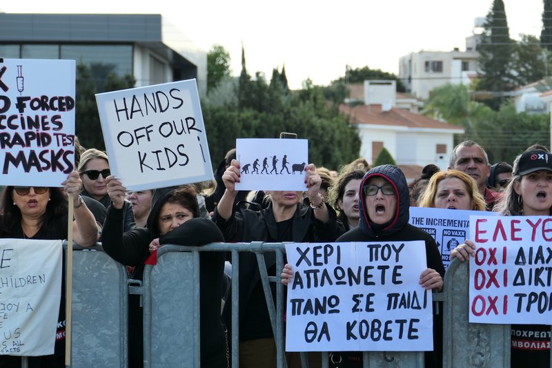 ΓΟΝΕΙΣ ΜΕΤΡΑ ΔΙΑΜΑΡΤΥΡΙΑ ΒΟΥΛΗ.jpg