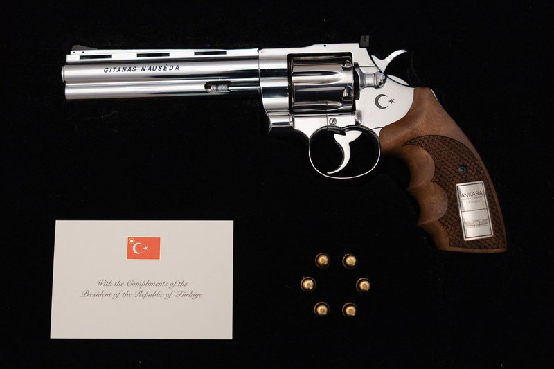 TurkeyNatoSummitErdoganGiftRevolver2-Photo by EITVYDAS KINAITIS - OFFICE OF THE LITHUANIAN PRESIDENT - AFP.jpg