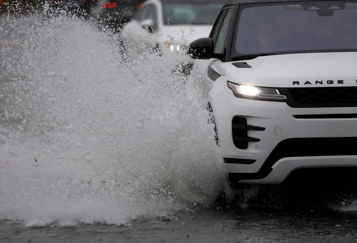 RAINING CAR ROAD-Photo by JUSTIN SULLIVAN - Getty Images via AFP.jpg